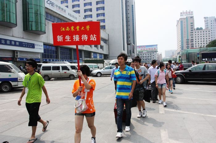 学生们在志愿者引导下有序出站