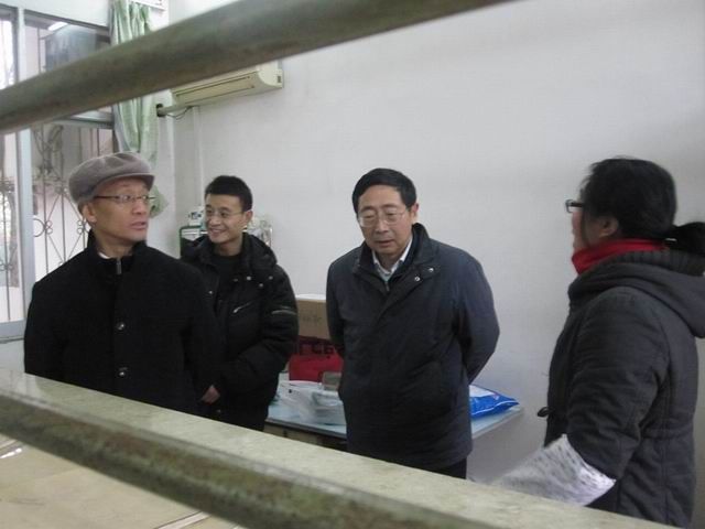 校领导和收发室员工亲切交谈