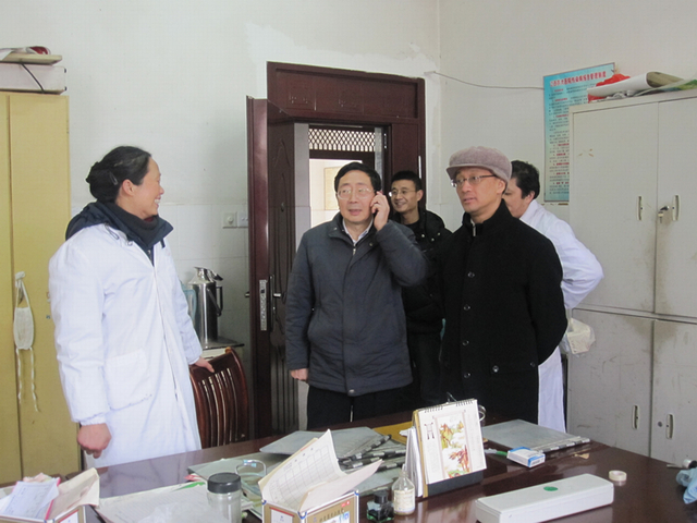 校领导慰问校医院医护人员